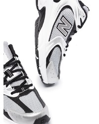 weiße und schwarze Sportschuhe von New Balance