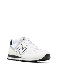 weiße und schwarze Sportschuhe von New Balance