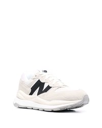 weiße und schwarze Sportschuhe von New Balance