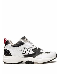 weiße und schwarze Sportschuhe von New Balance