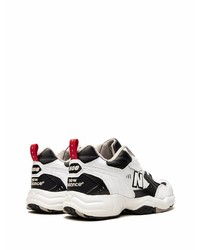 weiße und schwarze Sportschuhe von New Balance