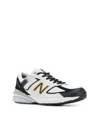 weiße und schwarze Sportschuhe von New Balance