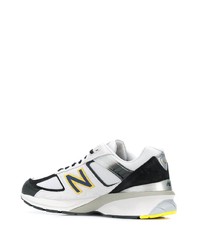 weiße und schwarze Sportschuhe von New Balance