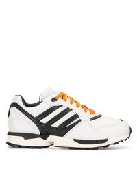 weiße und schwarze Sportschuhe von adidas