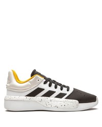 weiße und schwarze Sportschuhe von adidas