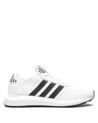 weiße und schwarze Sportschuhe von adidas