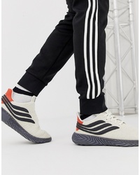 weiße und schwarze Sportschuhe von adidas Originals