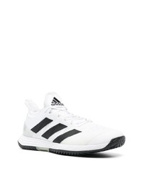 weiße und schwarze Sportschuhe von adidas Tennis