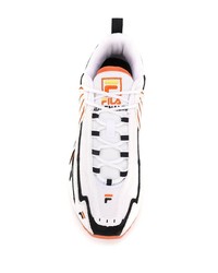 weiße und schwarze Sportschuhe von Fila