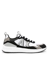 weiße und schwarze Sportschuhe von Armani Exchange