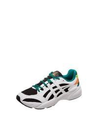 weiße und schwarze Sportschuhe von Asics