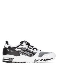 weiße und schwarze Sportschuhe von Asics