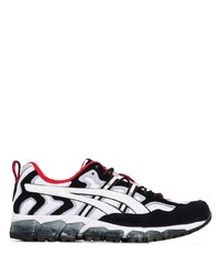 weiße und schwarze Sportschuhe von Asics