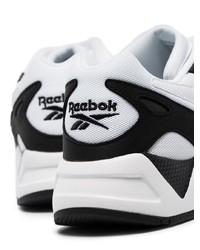 weiße und schwarze Sportschuhe von Reebok