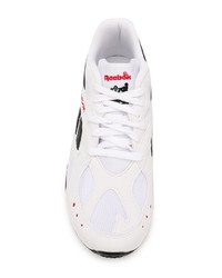 weiße und schwarze Sportschuhe von Reebok