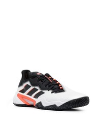 weiße und schwarze Sportschuhe von adidas Tennis