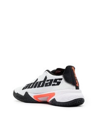 weiße und schwarze Sportschuhe von adidas Tennis