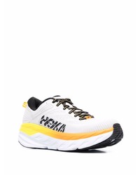 weiße und schwarze Sportschuhe von Hoka One One