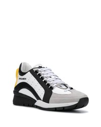 weiße und schwarze Sportschuhe von DSQUARED2