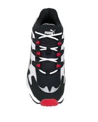 weiße und schwarze Sportschuhe von Puma