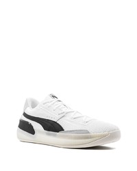 weiße und schwarze Sportschuhe von Puma