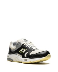 weiße und schwarze Sportschuhe von New Balance