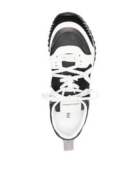 weiße und schwarze Sportschuhe von Emporio Armani