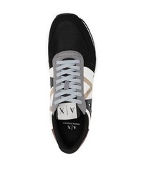 weiße und schwarze Sportschuhe von Armani Exchange