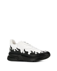 weiße und schwarze Sportschuhe von Alexander McQueen