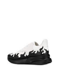 weiße und schwarze Sportschuhe von Alexander McQueen