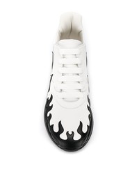 weiße und schwarze Sportschuhe von Alexander McQueen