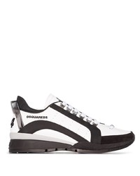 weiße und schwarze Sportschuhe von DSQUARED2