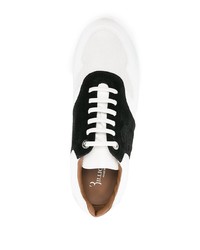 weiße und schwarze Sportschuhe von Billionaire