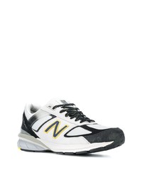 weiße und schwarze Sportschuhe von New Balance