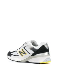 weiße und schwarze Sportschuhe von New Balance