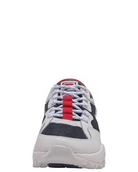 weiße und schwarze Sportschuhe von Fila