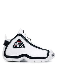 weiße und schwarze Sportschuhe von Fila