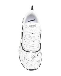 weiße und schwarze Sportschuhe von Valentino