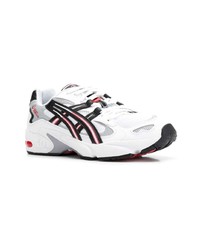 weiße und schwarze Sportschuhe von Asics