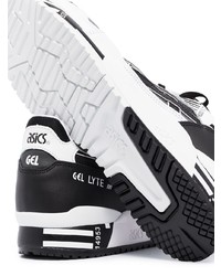 weiße und schwarze Sportschuhe von Asics