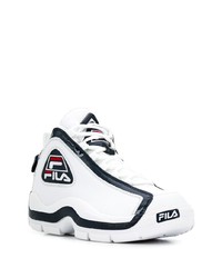 weiße und schwarze Sportschuhe von Fila