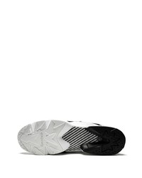 weiße und schwarze Sportschuhe von Reebok