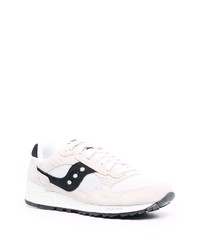 weiße und schwarze Sportschuhe von Saucony