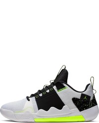 weiße und schwarze Sportschuhe von Jordan