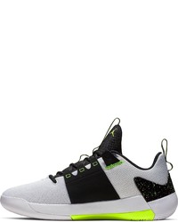 weiße und schwarze Sportschuhe von Jordan