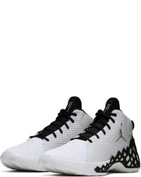 weiße und schwarze Sportschuhe von Jordan