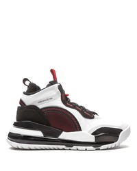 weiße und schwarze Sportschuhe von Jordan