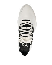 weiße und schwarze Sportschuhe von Y-3