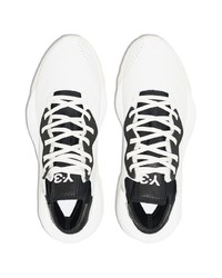 weiße und schwarze Sportschuhe von Y-3