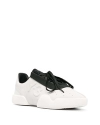 weiße und schwarze Sportschuhe von Y-3